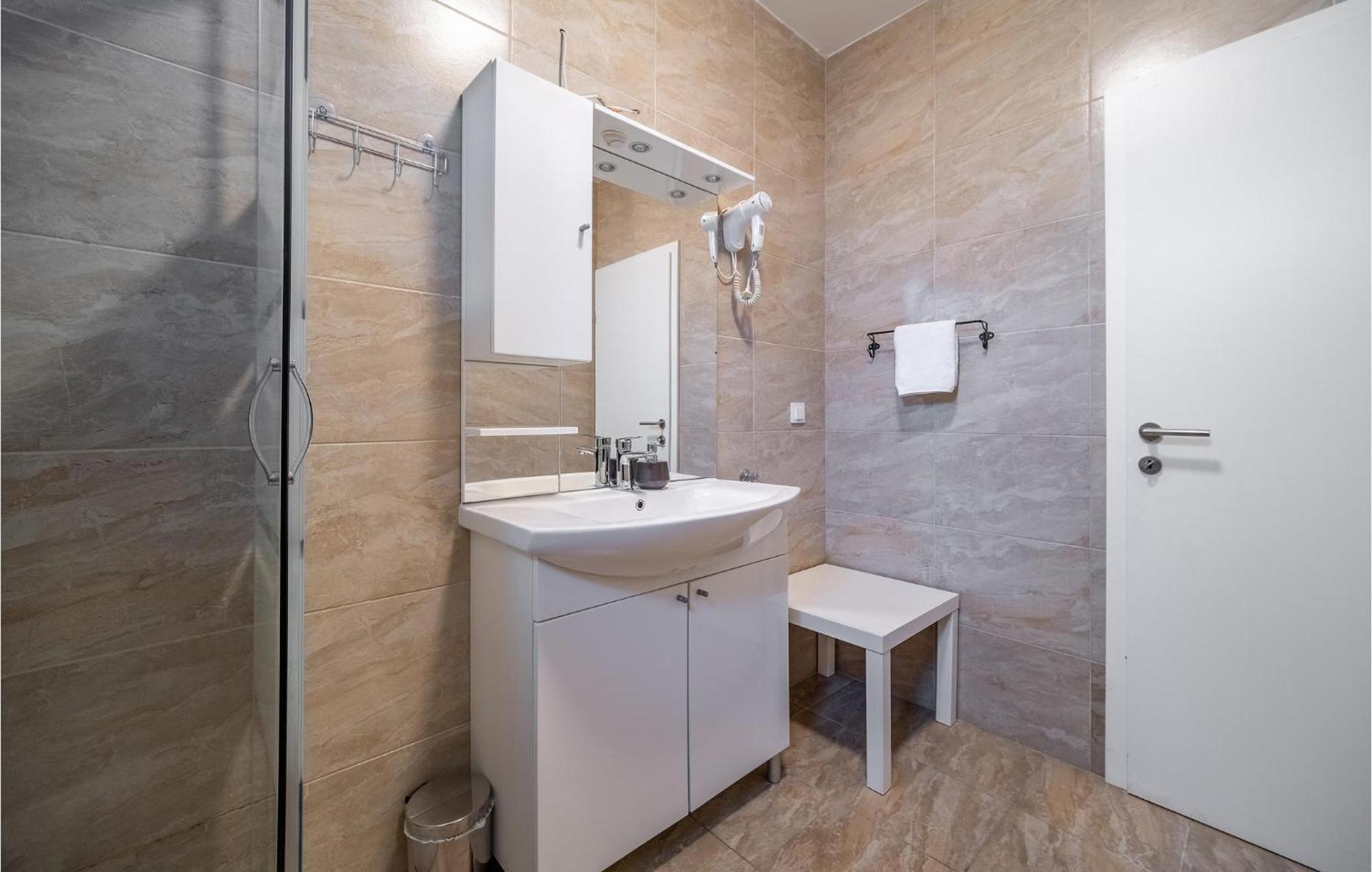 1 Bedroom Beautiful Apartment In 拉科维察 外观 照片