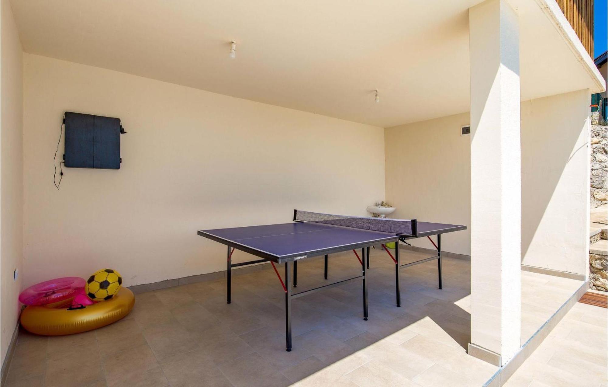 1 Bedroom Beautiful Apartment In 拉科维察 外观 照片