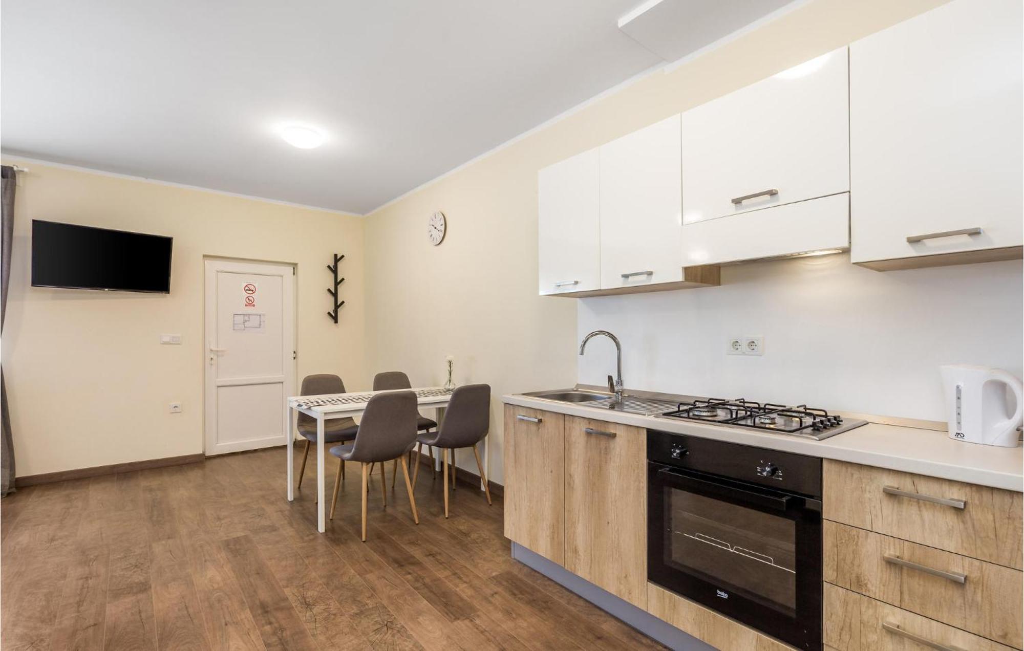 1 Bedroom Beautiful Apartment In 拉科维察 外观 照片
