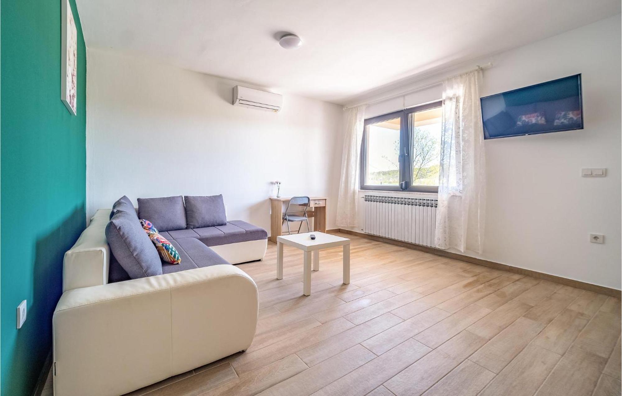 1 Bedroom Beautiful Apartment In 拉科维察 外观 照片
