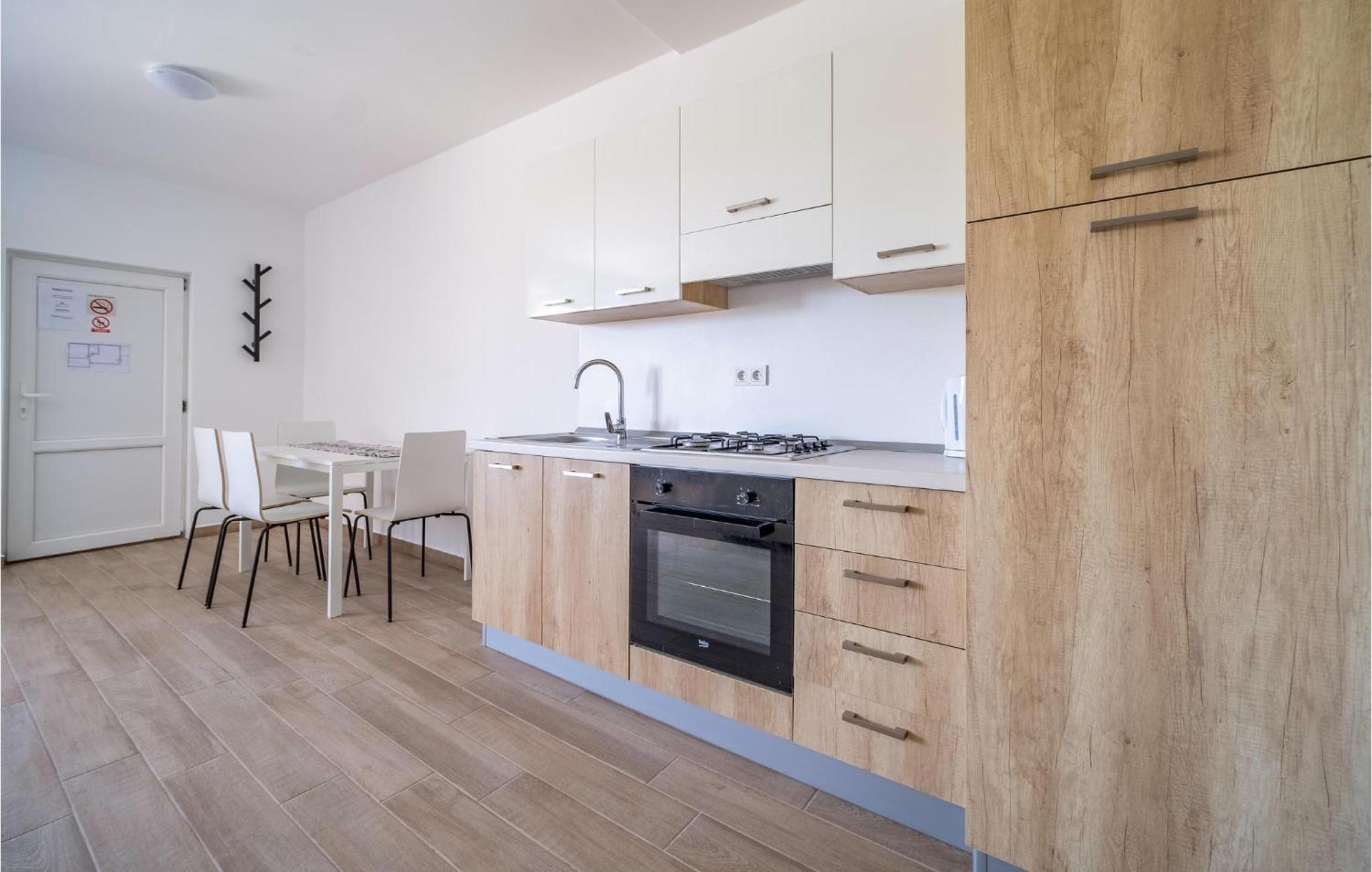 1 Bedroom Beautiful Apartment In 拉科维察 外观 照片